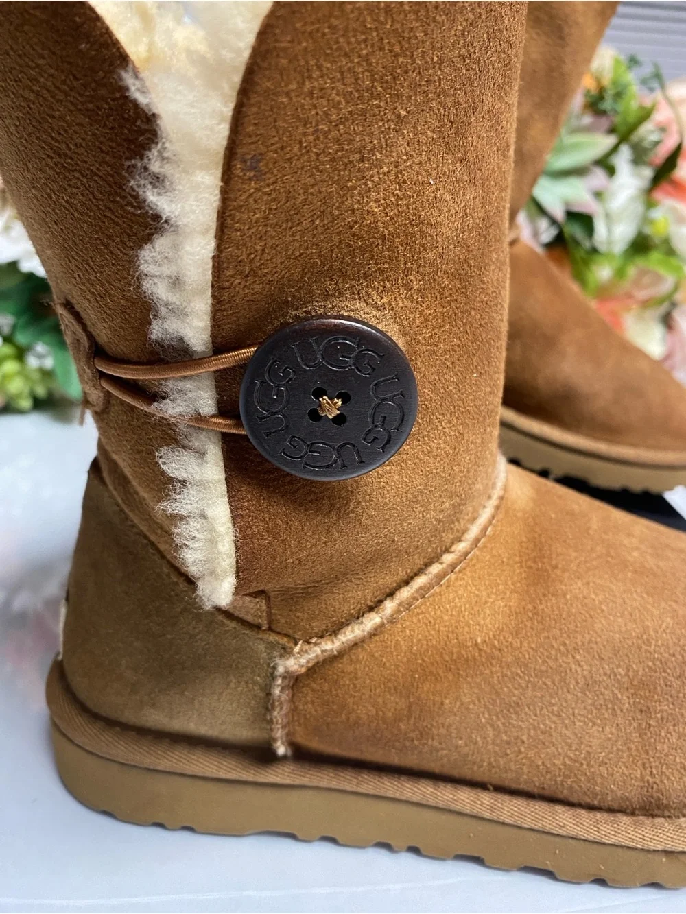 UGG Australia Bailey Button 5803 Sheepskin Boots Chestnut Women’s Estimated 6